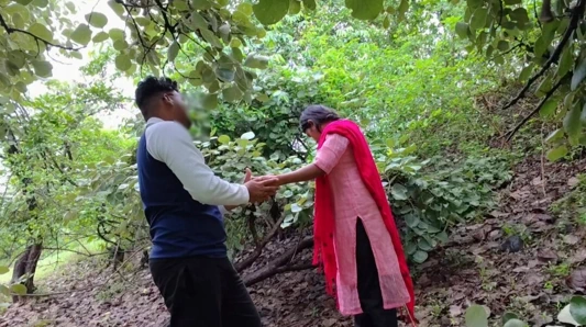 Hintli üniversiteli kız filmleri - arkadaşımın karısı ormanda, yenge mahallemde yaşıyor, bugün götünü sikmeme izin ver.