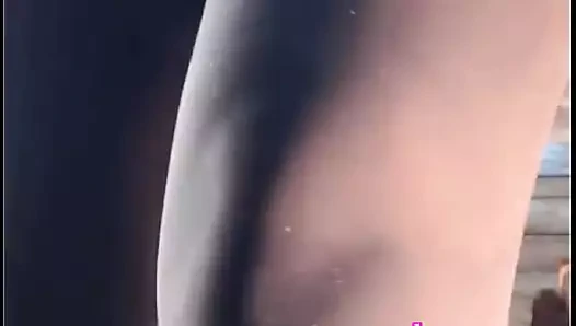 Büyük götlü Kolombiyalı tanrıça fışkırtarak boşalıyor