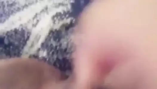 Genç kız canlı onu kedi ovmak için seviyor