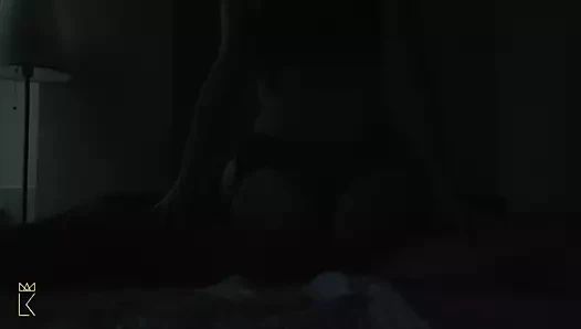 Onu sonsuza kadar becerirken gizlice ateş ediyorum