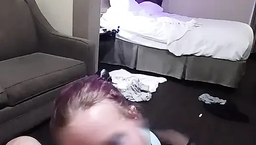 Futbol oyuncusu oyunu kazandıktan sonra edepsizleşiyor ve iki kez dölleniyor, büyük bir yarağa tapıyor ve amını yediriyor.