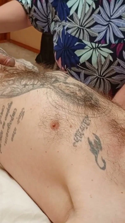 Kayınvalide sırt masajı yaptı ve penis masajı ve mastürbasyonla bitirdi | Klip 1
