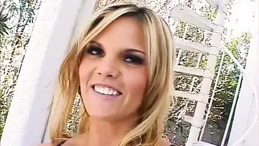 Edepsiz sarışın sürtük bir profesyonel gibi büyük zenci yarağına biniyor