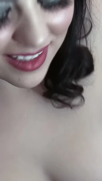 Tombul esmer selfie azdırıyor - siyah dantelli sutyen ve büyük doğal memeler yakın çekim