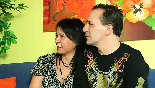 Simone'un evinde özel olarak sarışın orta yaşlı seksi kadın ve her ikisi de Almanya'dan esmer orta yaşlı seksi kadınla dizginsiz üçlü seks organize ediliyor