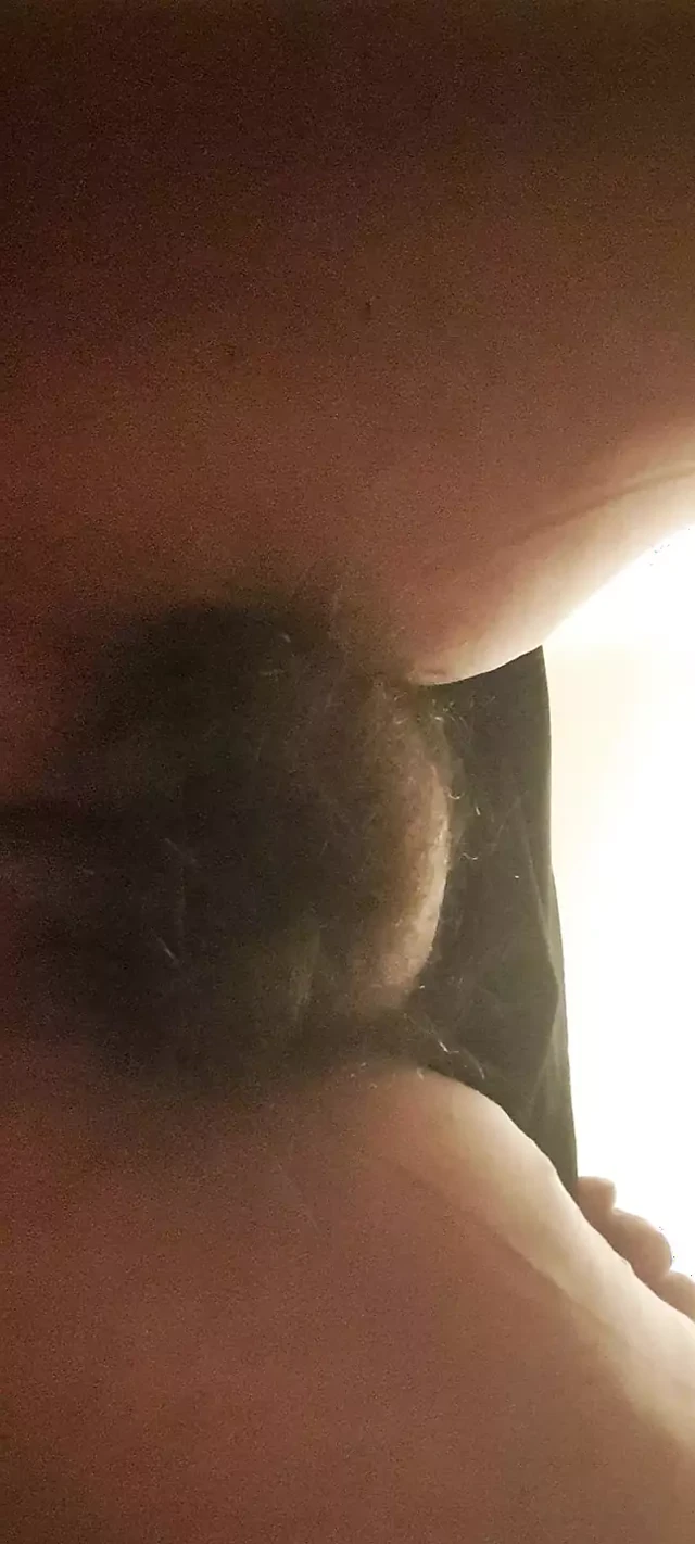 Olgun orta yaşlı seksi kadın külotsuz oturuyor ateşli dokunan vajina