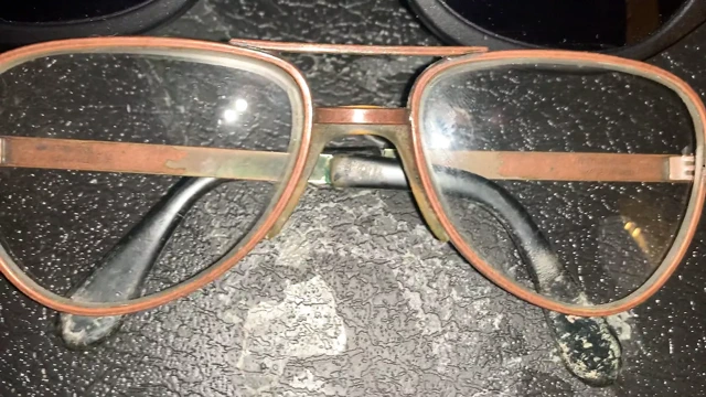 Yine gözlüklere seminal sıvı atıyor.