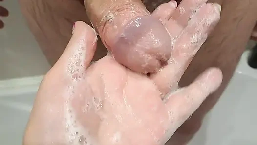 Genç üvey kız kardeş banyoda mastürbasyon yapıyor