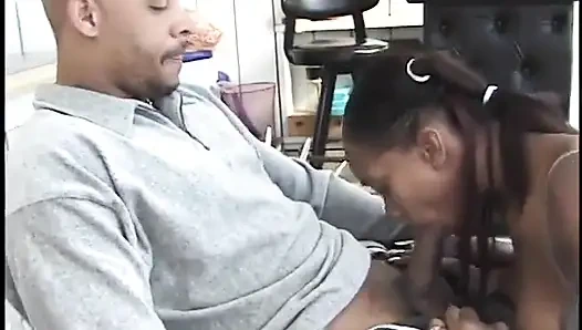 Zenci bebek öğretmeni için her şeyi yapıyor