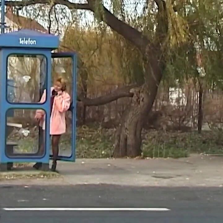 Naylon kadın sokakta işiyor