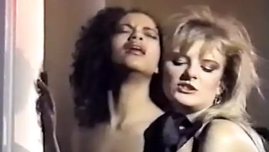 Sarışın sevgilisine siyah bir arkadaş tanıtır