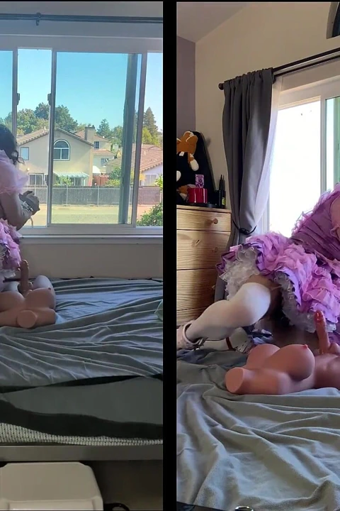 Pembe saten kadın kılıklı hizmetçi kilitliyken seks bebeği oyuncağına biniyor