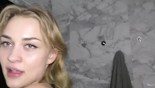 Gerçek ev! Büyük memeli bir genç kızı banyoda ısıttı