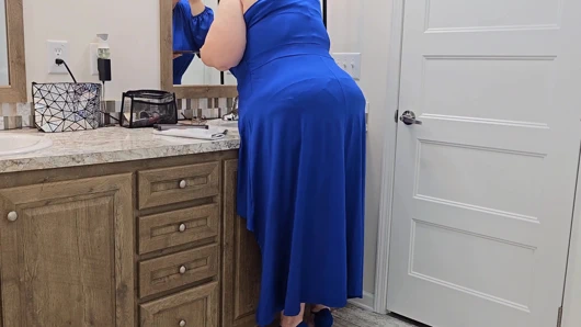 Banyoda külotlu kadın, bir yabancı yanlışlıkla içeri girdiğinde çok şaşırdı (rol yapma)