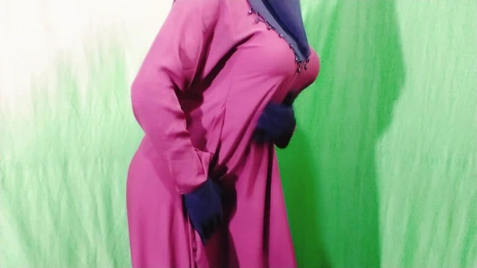 Hintli güzel tesettürlü Müslüman seksi yenge odanın içinde komşuyla seks yapıyor