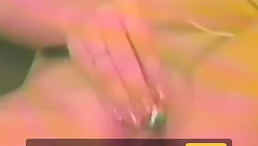 Küçük memeli esmer iki seks oyuncağıyla mastürbasyon yapıyor