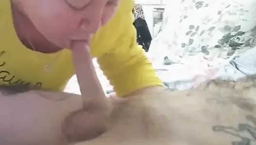 Bir yarak emiyor ve boşalmak için mastürbasyon yapıyorum