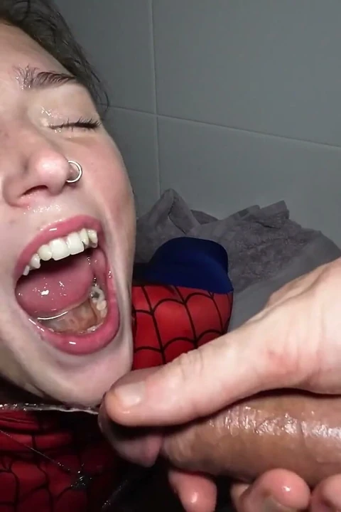 Örümcek kadın cosplay fahişesi aşağılanmış