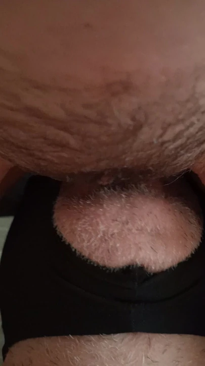 Kocası tavşanın amını kokluyor. Aptal cevaplarını duy