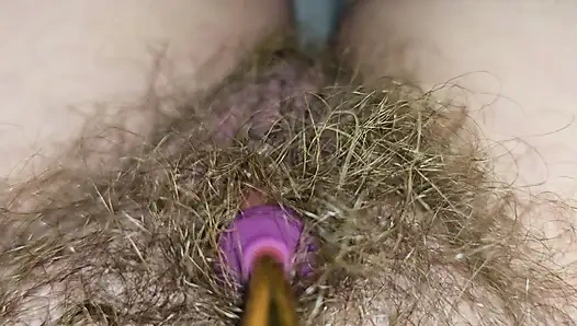 Büyük kıllı amcık yeni bir vibratör deniyor.