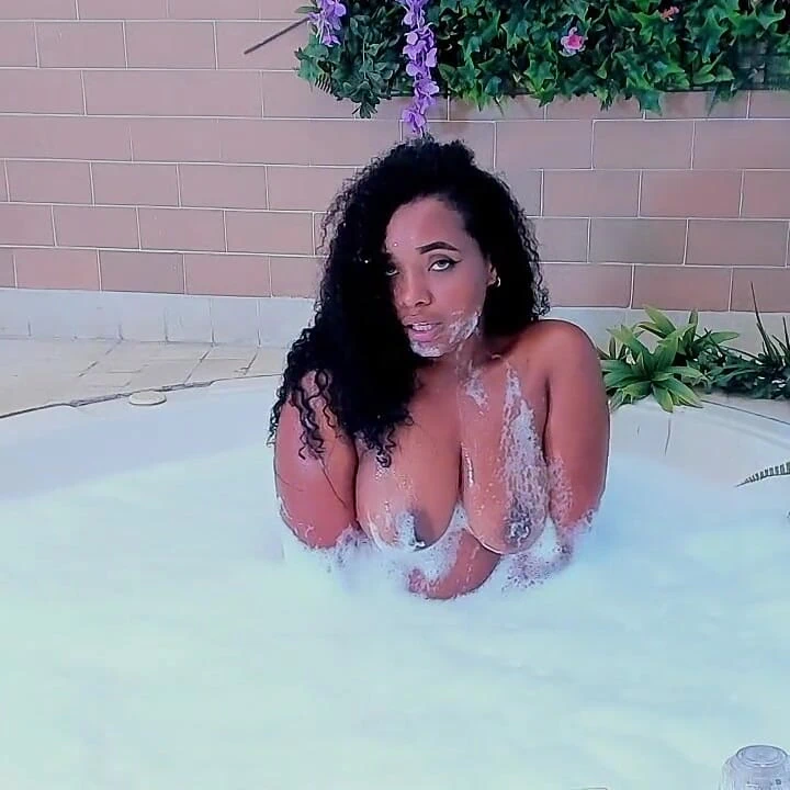 Büyük götlü siyah bir kadından köpükle şehvetli kışkırtma