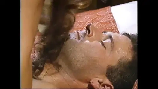 Üçlü seks - oda arkadaşım bana ve erkek arkadaşıma katılıyor