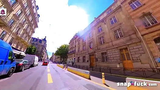 Yaramaz küçük Flora için edepsiz sikiş randevusı!