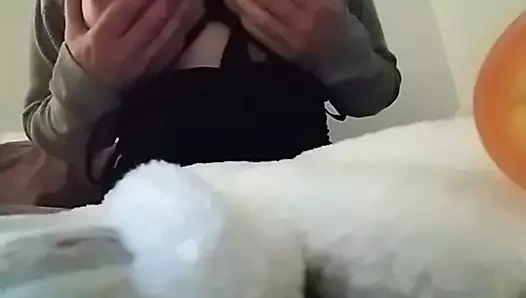 meme uçlarımı acıtıyorum