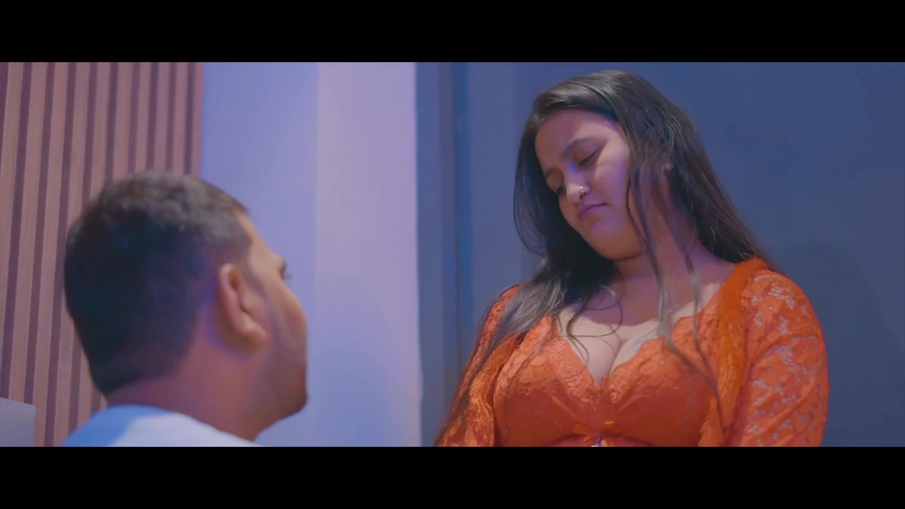 बहुत सुन्दर भाभी रात में अपने प्रेमी को बुलाती है और जब उसका पति घर पर नहीं होता है तो उसके साथ सेक्स करता है