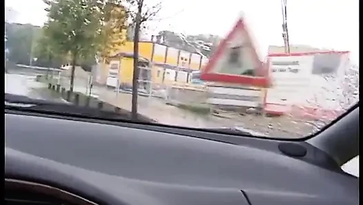 Siyah saçlı zenci bir sürücüye güzel bir sakso çekiyor