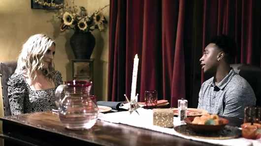 Saf tabu, en iyi arkadaşımın ateşli delisi üvey annesinin kocasının yardımıyla fışkırtmasına yardım ettim!