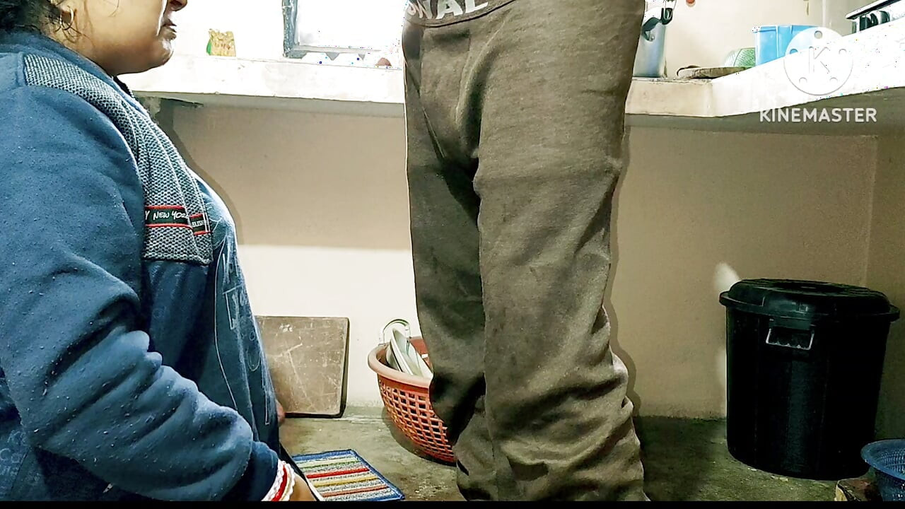 Hintli baldız mutfakta sikişiyor