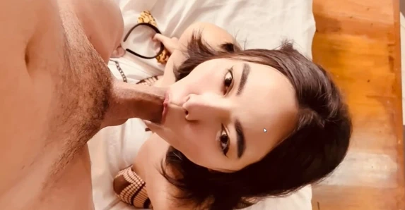 Pinay üvey kızı üvey babasını emiyor ve sikiyor ve adam parmaklıyor ve küçük amcığını yiyor