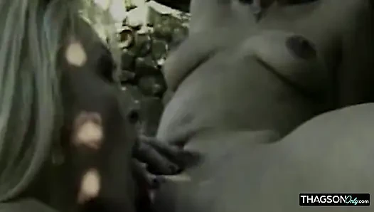 Sarışın hatun açık havada fışkırtarak orgazm olmak için esmeri parmaklıyor
