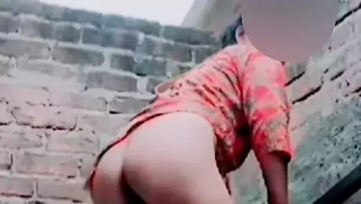 Ateşli kız tamamen çıplak banyo yapıyor ve ateşli, seksi fitness vücudunu gösteriyor