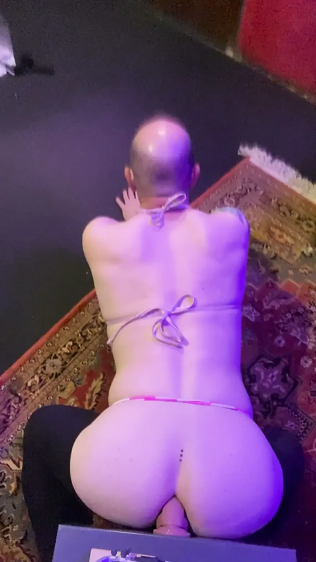 Sissy orospu, kız olmak ve daddy top'un beni sahiplenmesi takıntısıyla dildoyu tam bir dibe inen gibi sikiyor