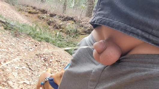 Dışarıda işemek için arabada küçük yarak artı götüm ve taşaklarım