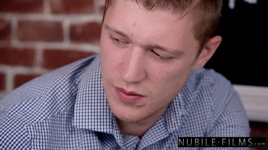 Smokeshow Barista Eliza Ibarra Adamın Elinden Numarasını Kaydırıyor