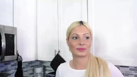 Üvey kız üvey babasına: "İçime boşalmak istediğini biliyorum üvey baba. Amcığım sonsuza kadar senin"