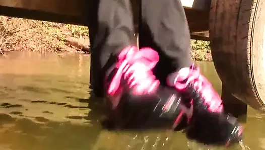 Göl önizlemesinde Bree nike ıslak çekim