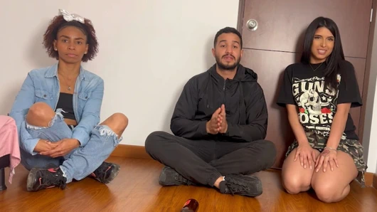 Striptizli taze bir oyuncu üçlüsü şişeyi döndür