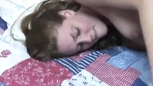 Sapık, sevimli genç kız yatakta vibratörle boşalıyor