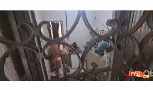 Üvey kız mutfakta.