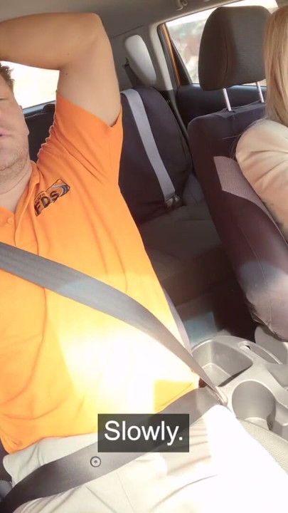 Sahte Sürücü Kursu Fransız sarışın MILF Georgia Koneva dışarıda sert hızlı sikme POV araba seks | Bölüm 1