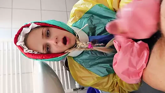 Rubberwhore fetasoga verir handjob