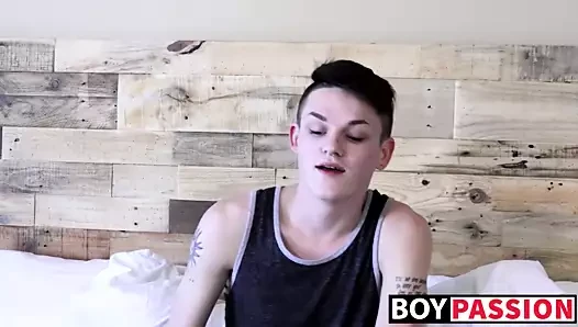 Inked twink dildos onun göt ve gerizekalı kapalı kadar o cums sert