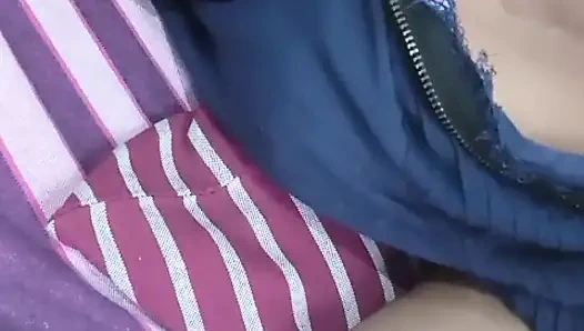 La ragazza dello sri lanka masturbazione in bagno con dildo lussuria con grandi tette e figa bagnata