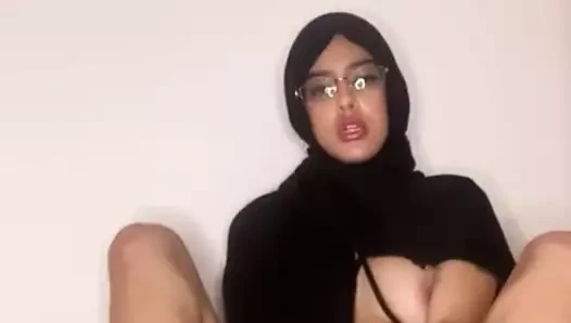 Arap seksi kırmızı tanga giyiyor ve striptiz yapıyor
