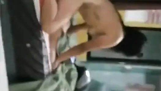 İyi bir penis binerken, göğüslerime boşaldı