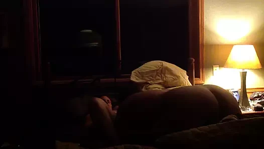 hotwife MİLF yayılıyor onu bacaklar ve sahip olan bir orgazm